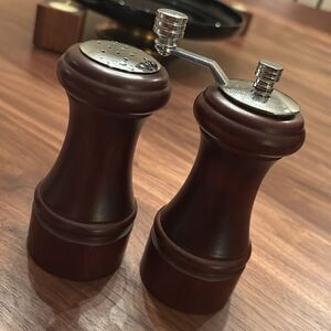 NEW Vintage Mr. Dudley Rockville Salt & Peppermill Set
